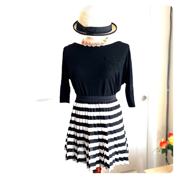 Pleated Black & White striped Skirt (firm price) - Picture 2 of 9